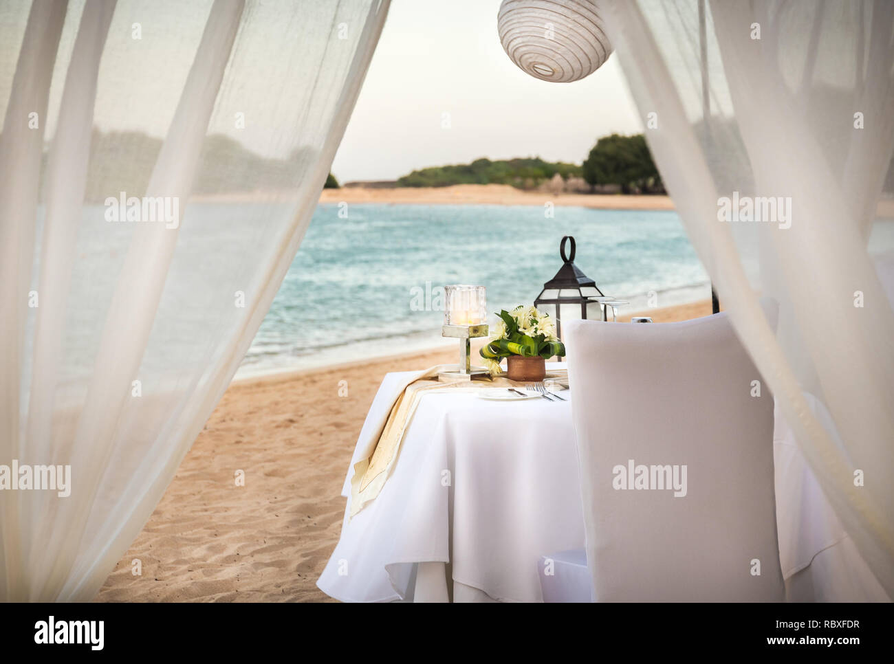 Romantico impostazione tabella di sera sulla isola di Bali, Indonesia Foto Stock