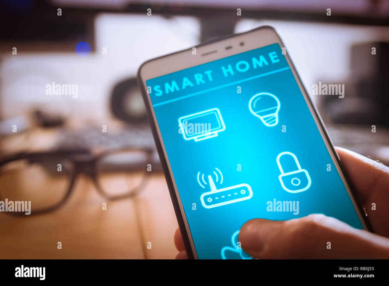 Smart home tecnologia di interfaccia dello smartphone su app schermo, persona che tiene il dispositivo Foto Stock