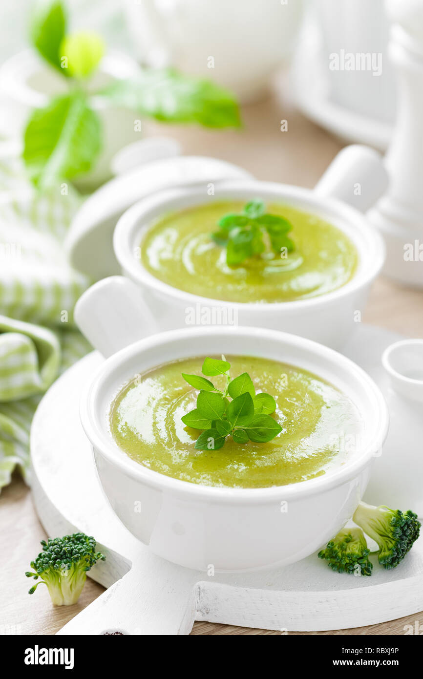 Broccoli la zuppa in ciotole di legno sul tavolo da cucina closeup. Un sano piatto vegetariano. Cucina dietetica Foto Stock