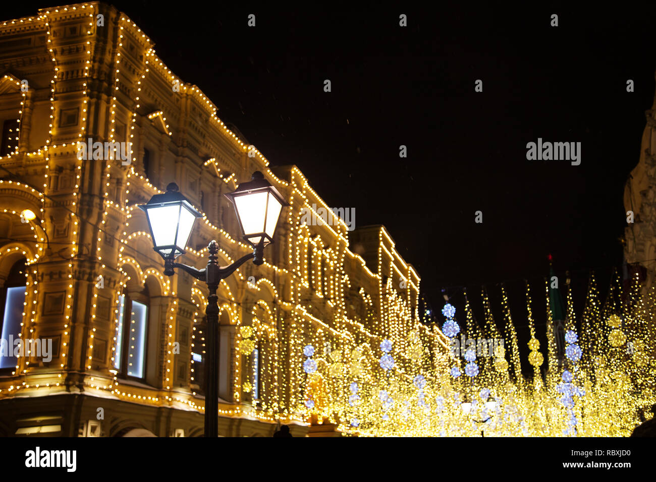 La notte di Natale la costruzione di strade e di lampade incandescenti view Foto Stock