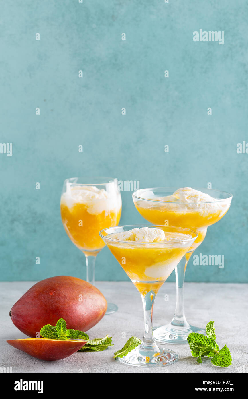 Estivo rinfrescante cocktail di mango con succo di frutta fresco e gelato Foto Stock
