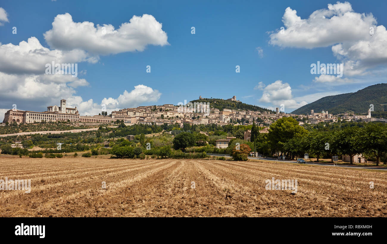 Vista della città di Assisi, Umbria, Italia con la Basilica Papale di San Francesco di Assisi sulla sinistra. La Basilica e altri siti Francescani è liste Foto Stock