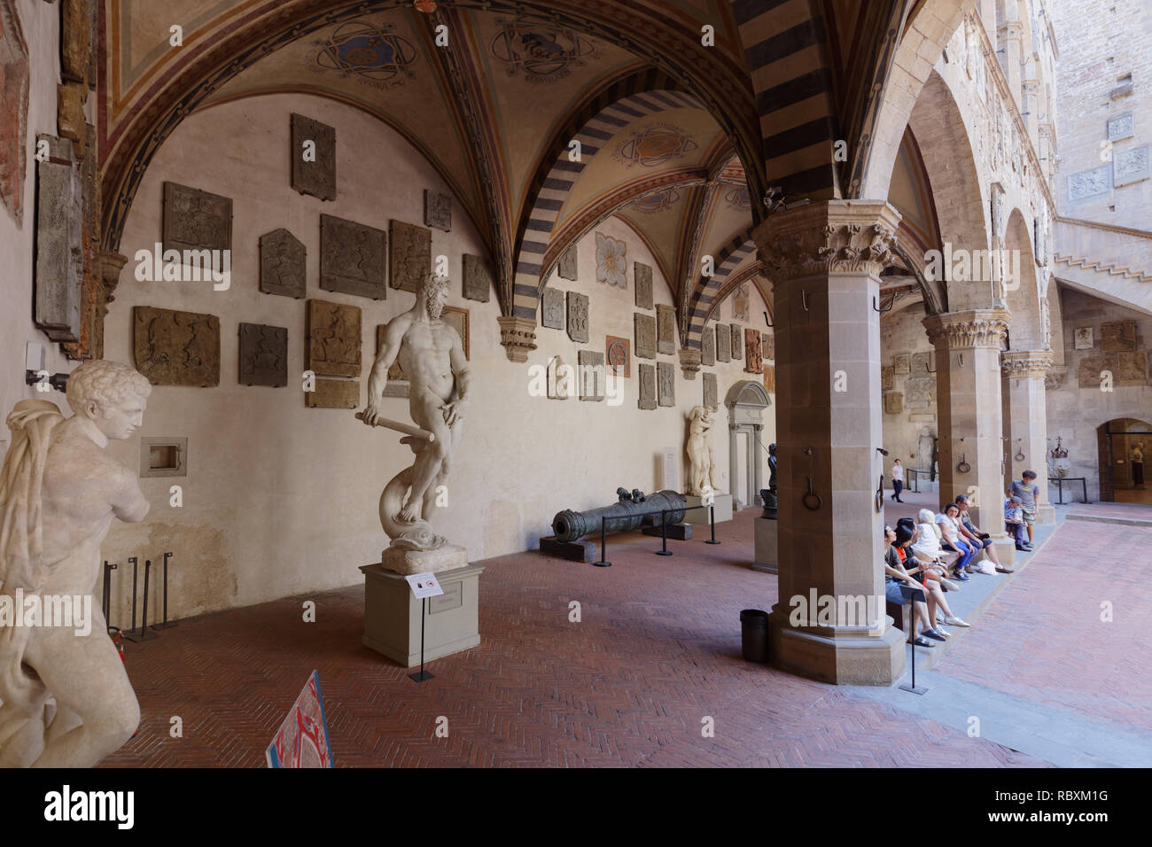Firenze, Italia - 8 Agosto 2018: Persone in appoggio nel Palazzo del Bargello. Costruito nel XIII secolo, il più antico edificio pubblico a Firenze fu aperto come Foto Stock