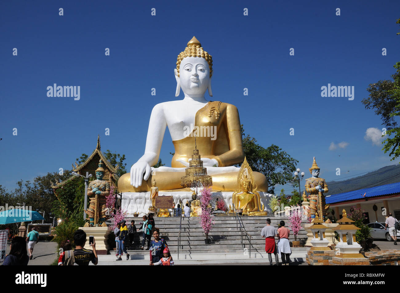 Statua gigante del Buddha seduto a Wat Phra That Doi Kham, Chiang mai, Thailandia Foto Stock