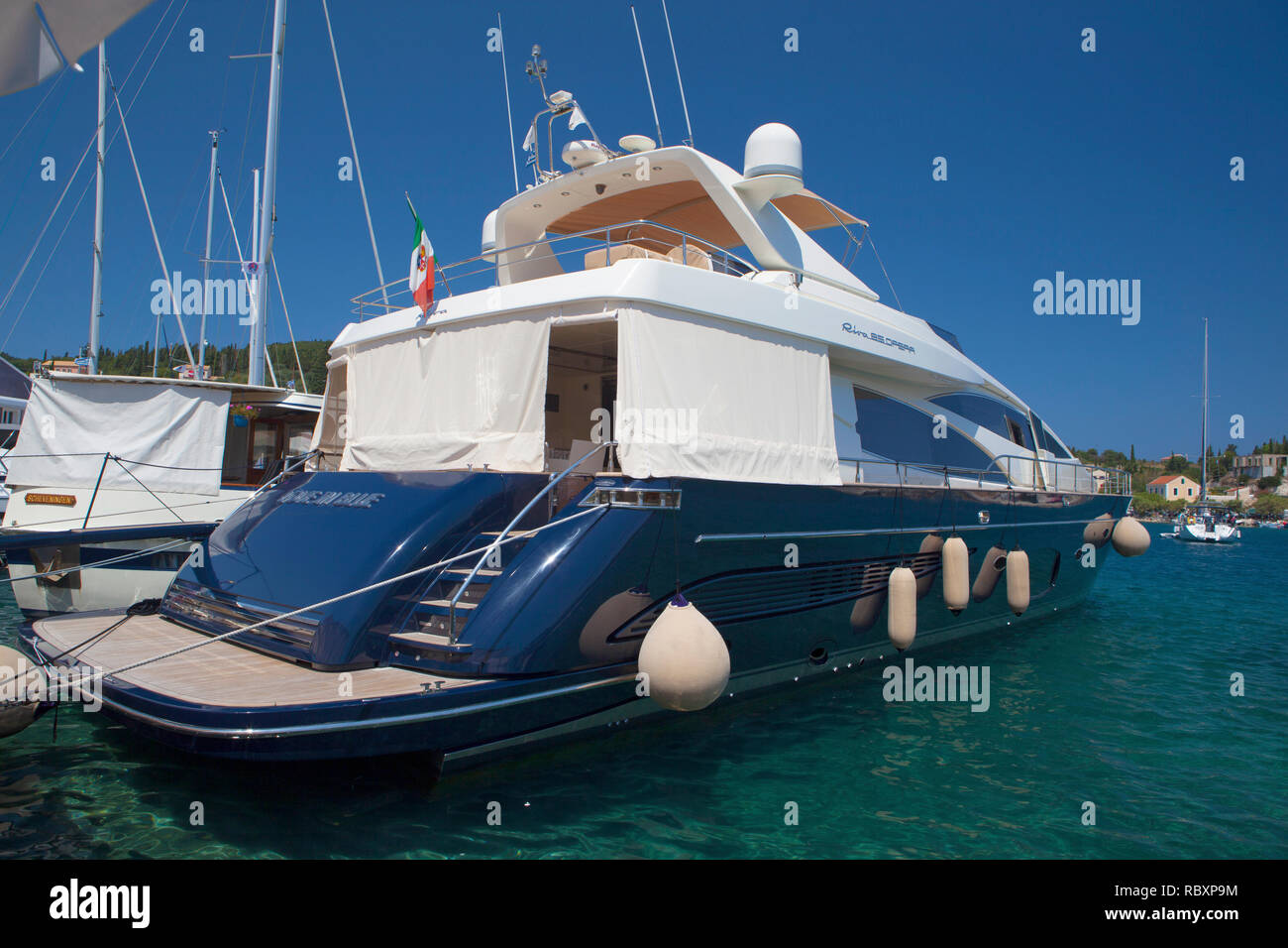 Luxury yacht ormeggiato a Fiskardo, nord di Cefalonia, Grecia Foto Stock