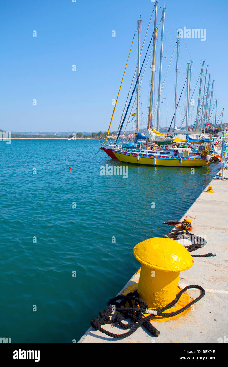 Barche ormeggiate in Argostoli, Cefalonia, Grecia. Foto Stock