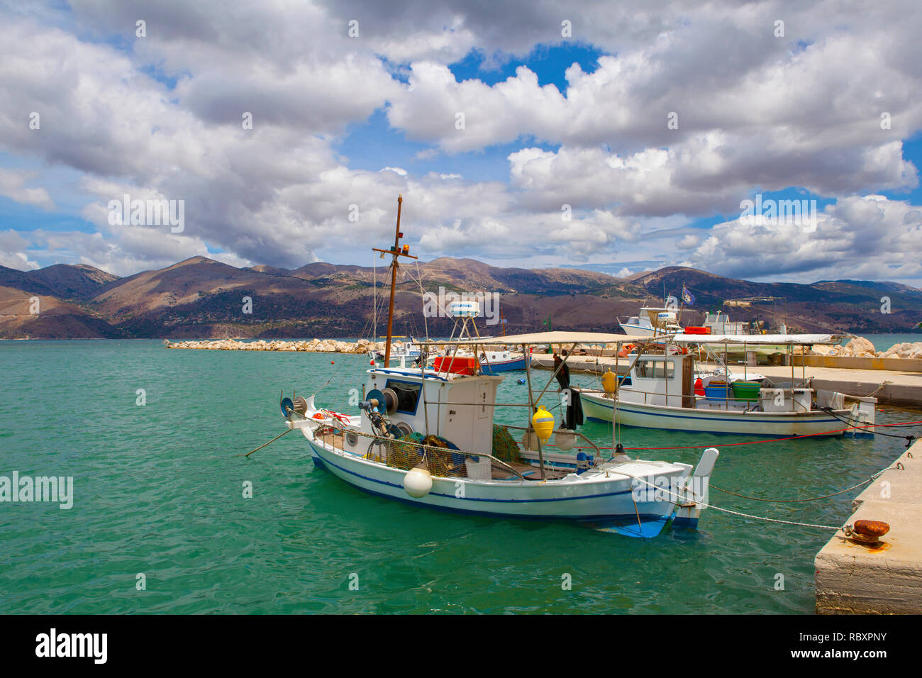 Ormeggiate barche da pesca a Lixouri, Cefalonia, in Grecia, in luglio. Foto Stock