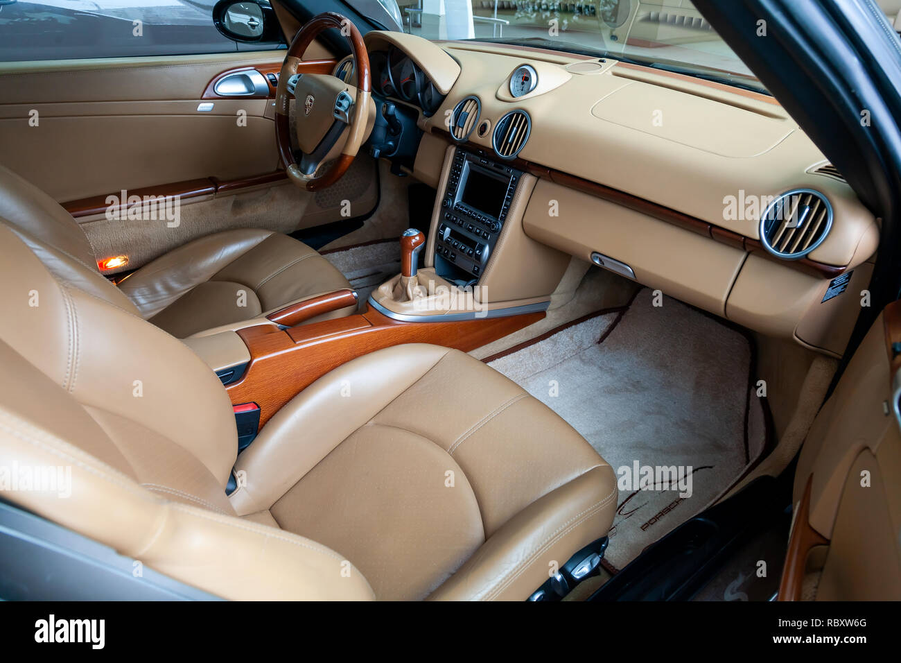 Novosibirsk, Russia - 08.01.2018: l'interno di un costoso sportcar Coupe Porsche Boxster S 2006 all'interno dei sedili anteriori di autentico leat perforato Foto Stock