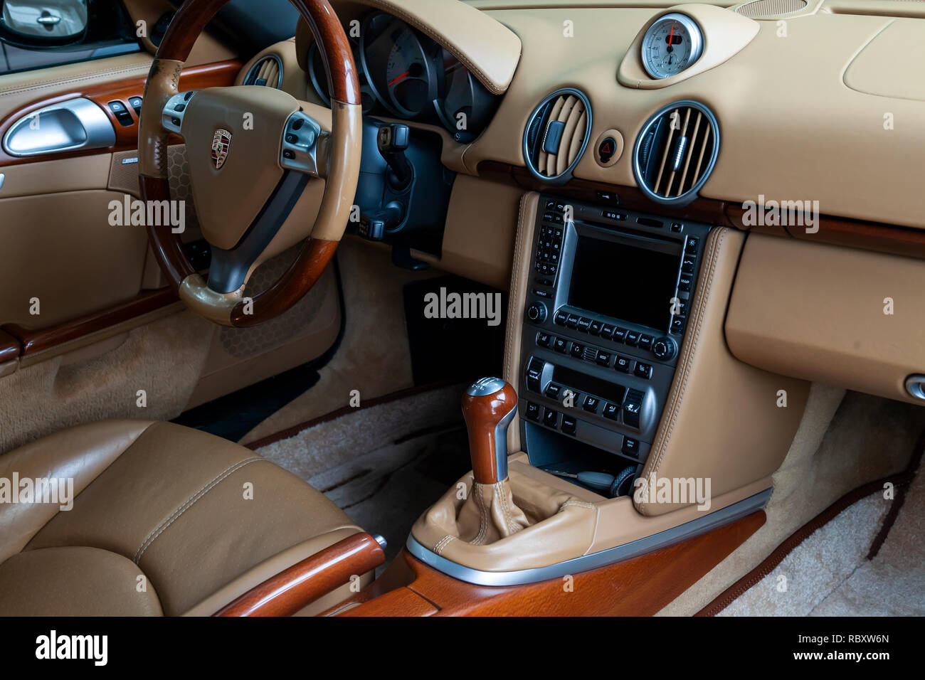 Novosibirsk, Russia - 08.01.2018: l'interno di un costoso sportcar Coupe Porsche Boxster S 2006 all'interno dei sedili anteriori di autentico leat perforato Foto Stock