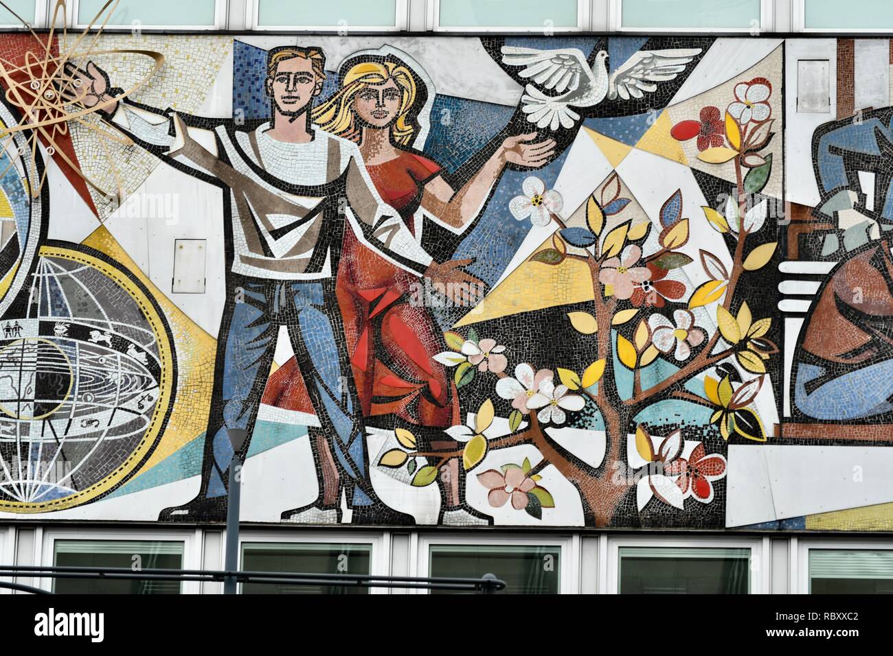 Dettaglio della decorazione sull'Haus des Lehrers a Berlino Foto Stock