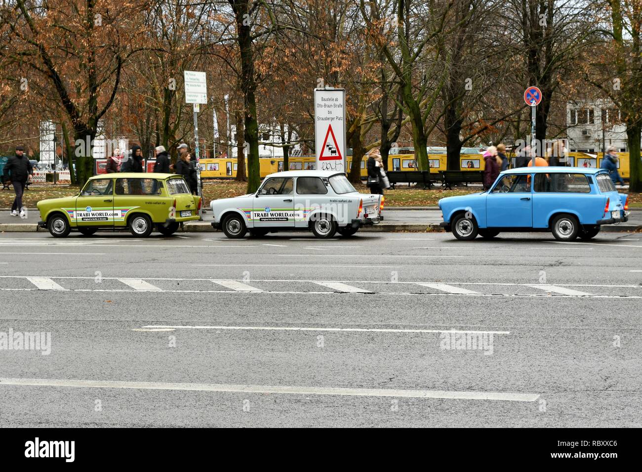 Tre vetture trabi a Berlino Foto Stock