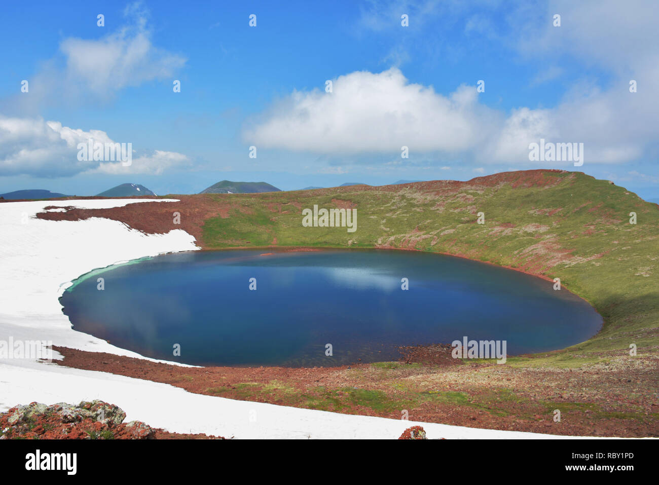 Bel cratere del lago alla montagna. Il monte Azhdahak è un vulcano in Armenia. Fantastico posto nel mondo di bellezza. Vulcanica colorato paesaggio di montagna. Foto Stock