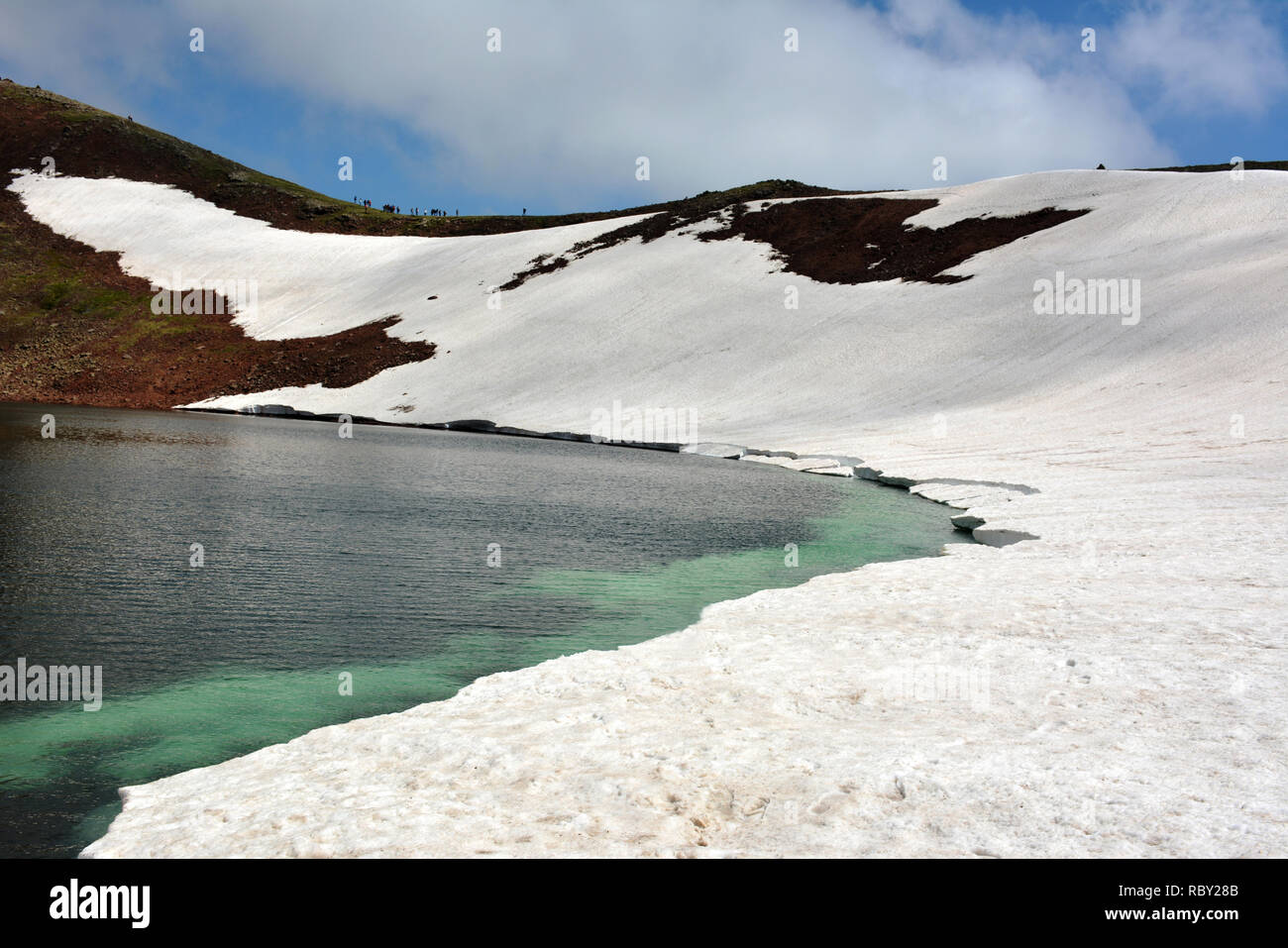 Bel cratere del lago alla montagna. Il monte Azhdahak è un vulcano in Armenia. Fantastico posto nel mondo di bellezza. Vulcanica colorato paesaggio di montagna. Foto Stock