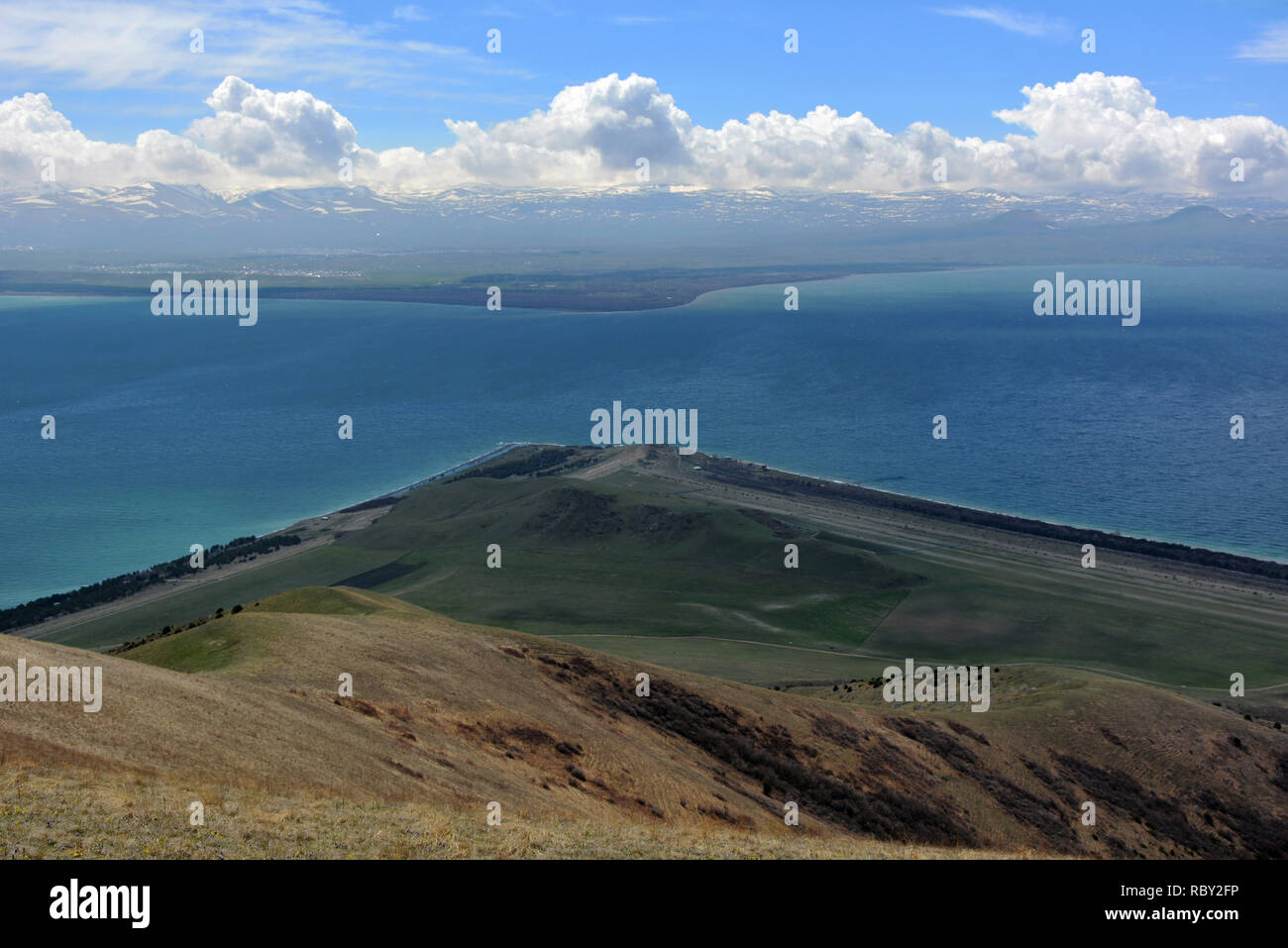 Fantastica vista sul lago.Paradise Lago con acque azzurre. Fantastico posto nel mondo di bellezza. Bella vista dalle montagne. Armenia Foto Stock