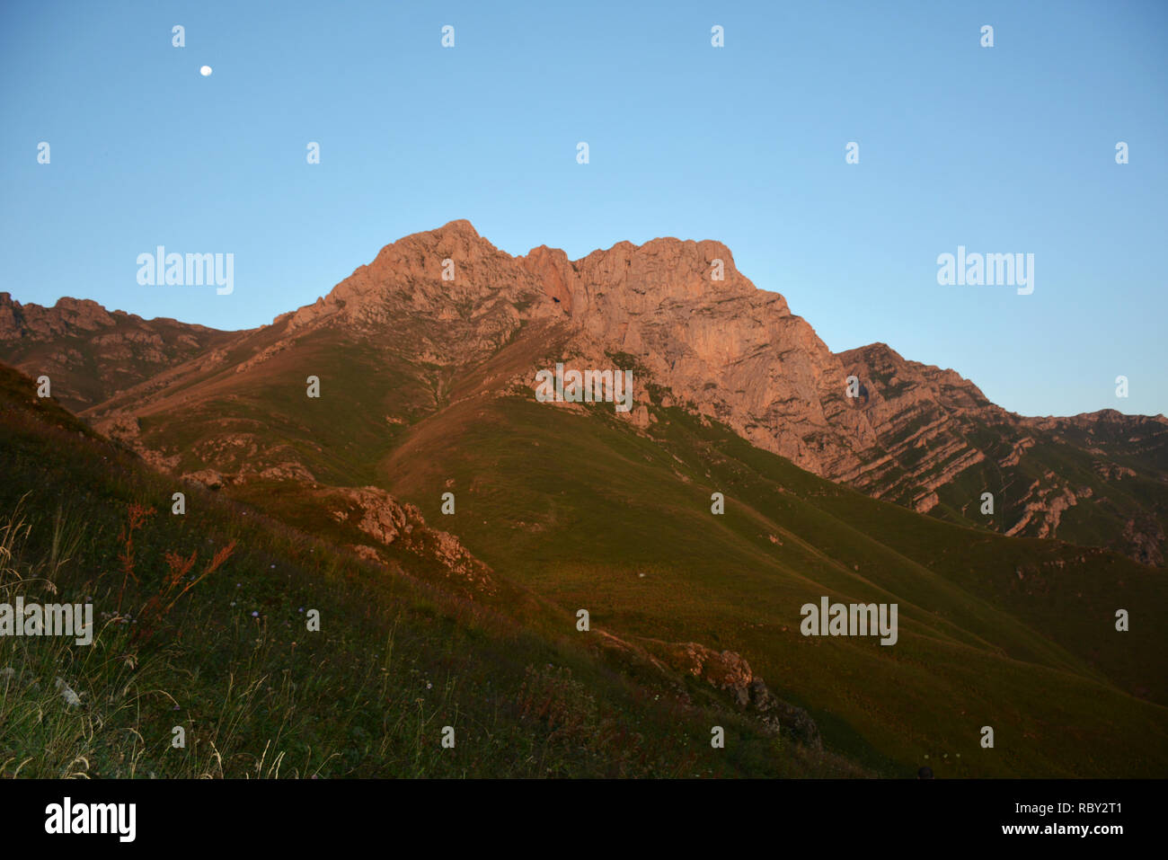 Bellissima alba sul Monte Khoustoup, Armenia. Tinta arancione sulle montagne a ALBA Foto Stock