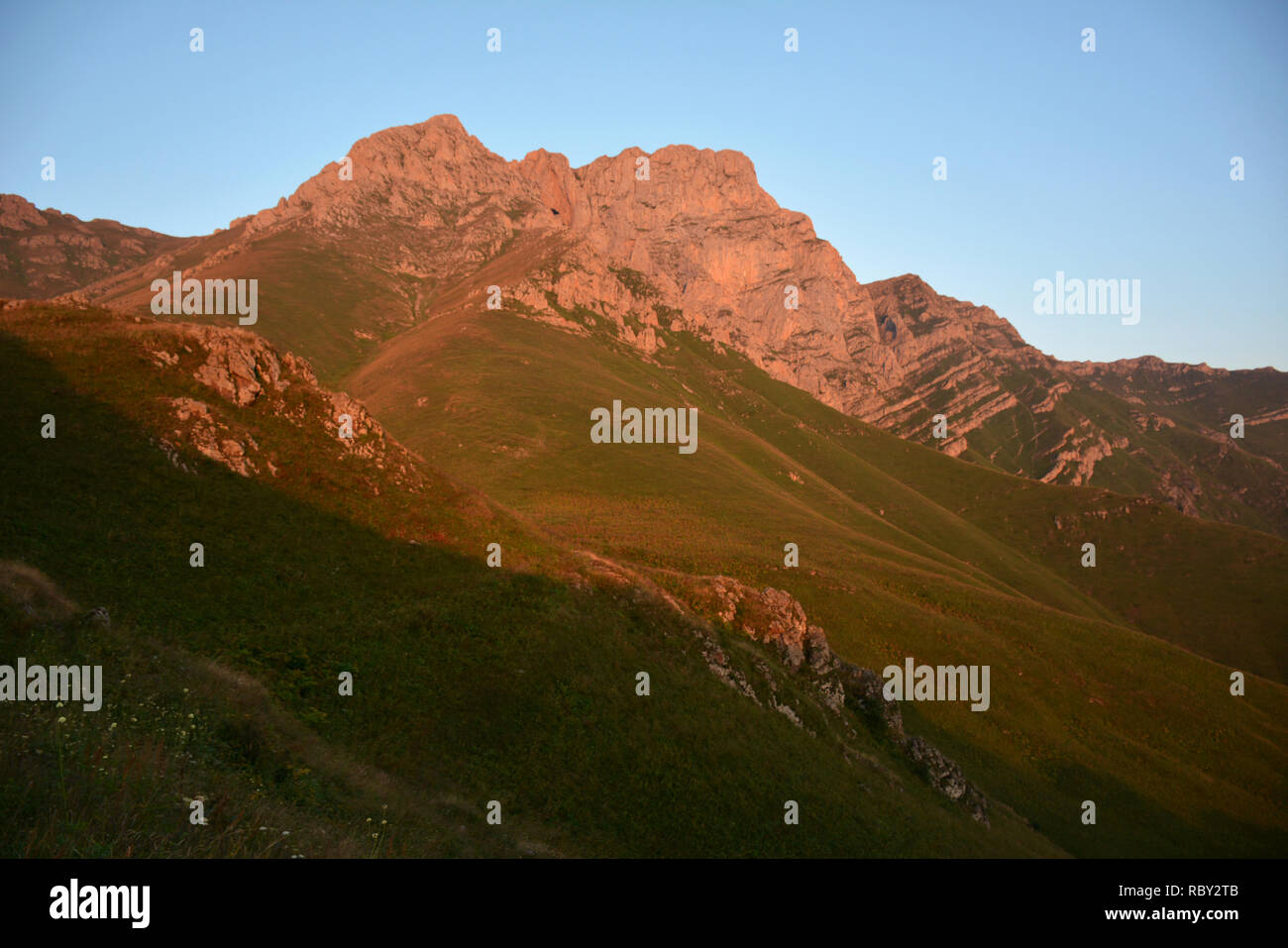 Bellissima alba sul Monte Khoustoup, Armenia. Tinta arancione sulle montagne a ALBA Foto Stock