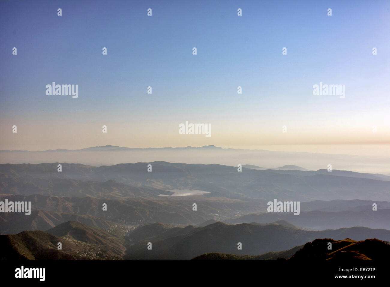 Majestic alba alla montagna. Stordimento e variopinto panorama con il sorgere del sole splende sulle montagne. Catena montuosa al mattino presto. Foto Stock