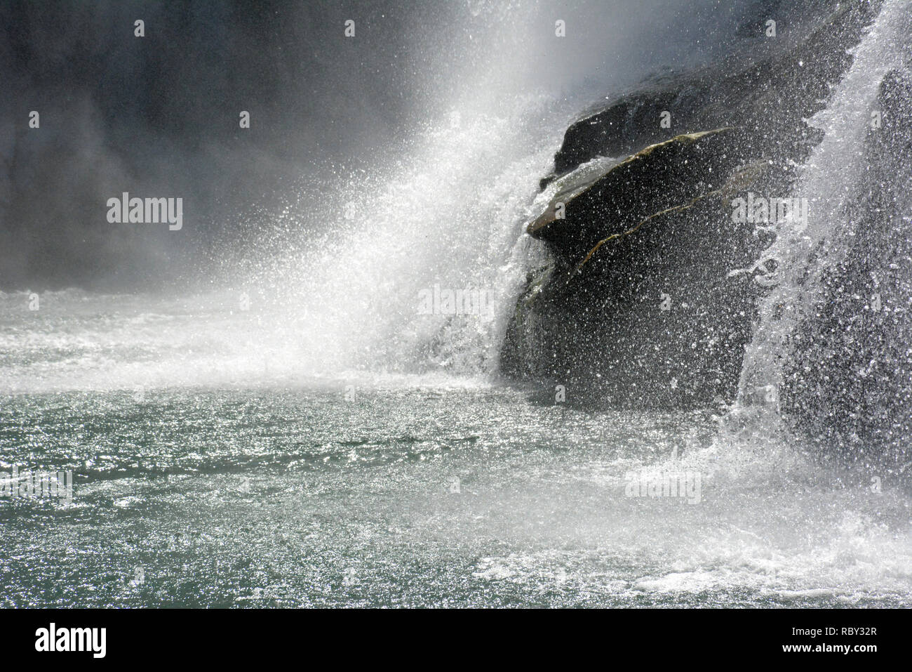 Dettaglio della cascata, in prossimità di una cascata. Cascata sul fiume Foto Stock