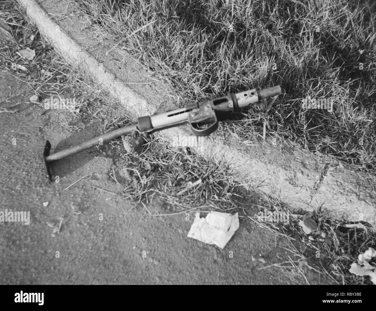 Achtergelaten zelfgefabriceerd machinepistool zonder magazijn, Bestanddeelnr 7265. Foto Stock