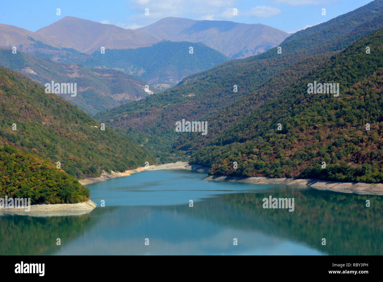 Le montagne circostanti sono riflesse nel lago, bella riflessione. Bellezza Mondo. Jinvali serbatoio acqua, Georgia Foto Stock