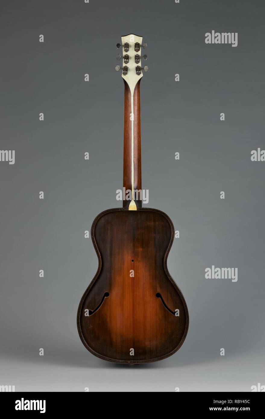 718444 Maker: Vivi-Tone, americano, Acoustic-Electric Guitar, ca. 1933, Abete rosso, acero mogano, ebano, Altezza: 39 1/8 in. (99,4 cm) di larghezza (in basso a bout): 13 1/8 in. (33,3 cm) Profondità (a lato del cerchione): 3 3/4 in. (9.5 cm). Foto Stock