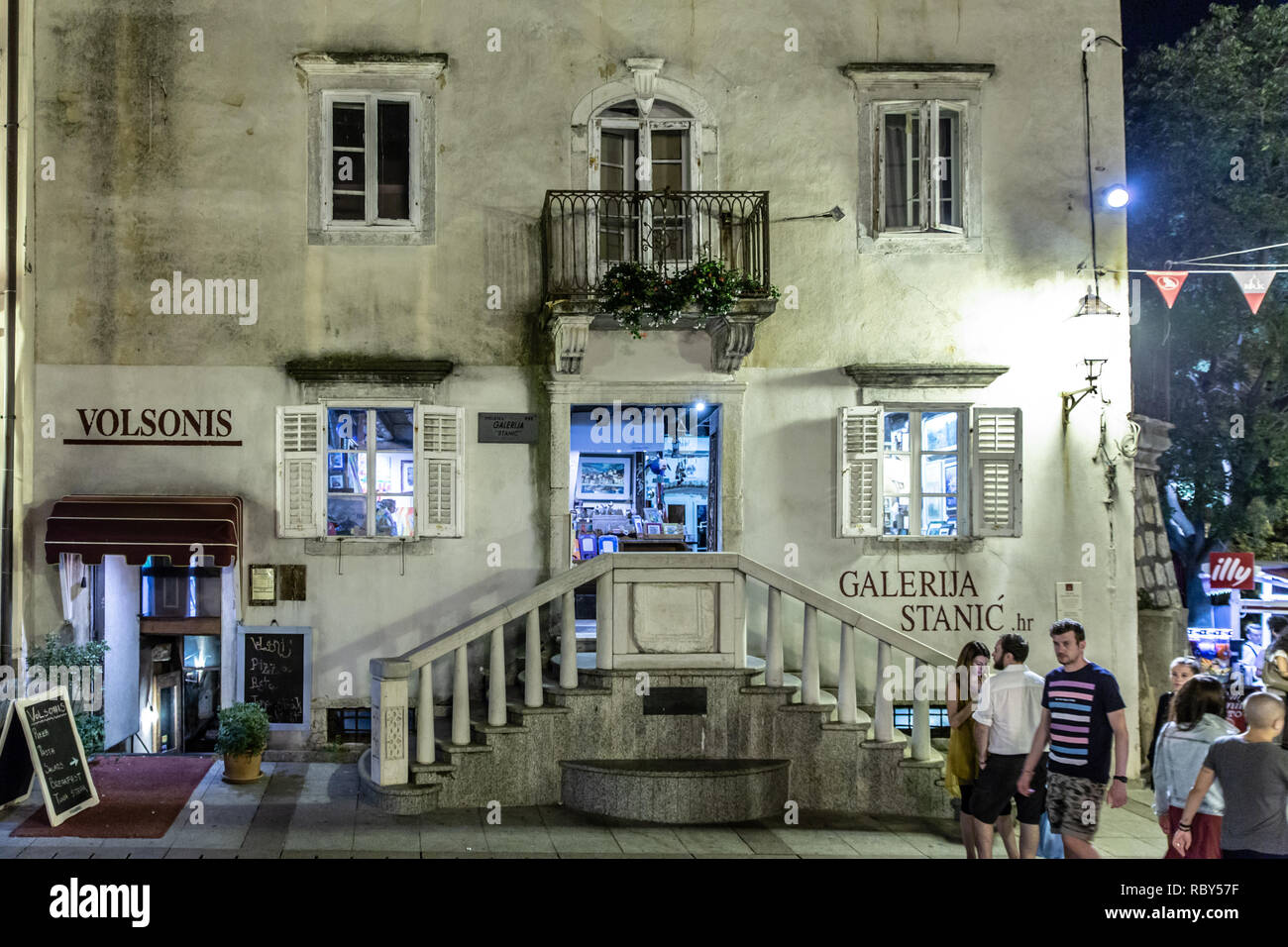 Stanic galleria galleria immagini e Volsonis cocktail lounge e il bar all'ingresso del grande mercato (vela Placa) Square , Krk Quarnero, Croazia Foto Stock