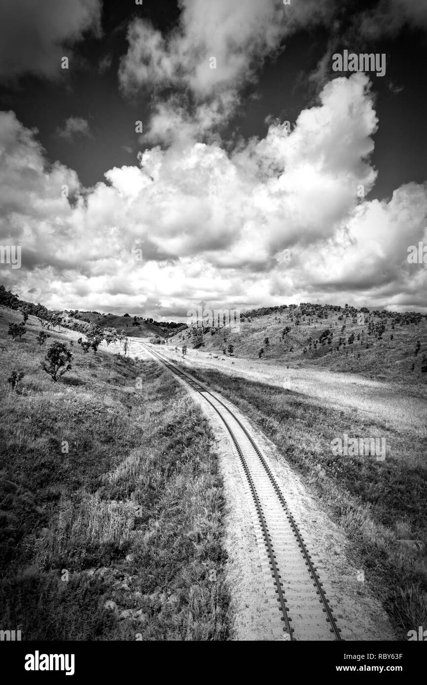 Il nero e il bianco paesaggio di campagna di ferrovia e di cielo nuvoloso Foto Stock