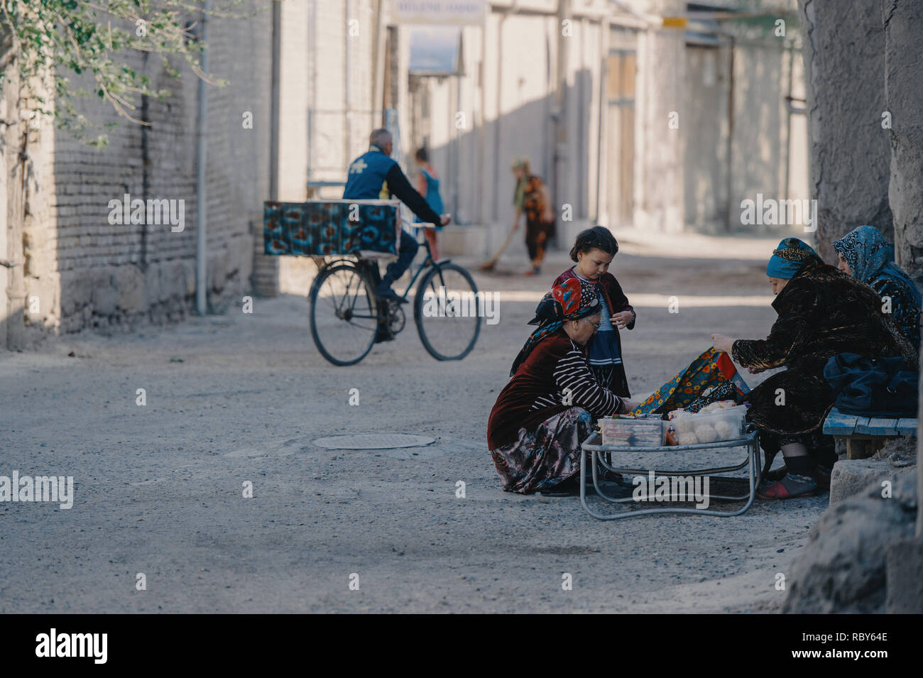 Uzbek persone sulle stradine della città vecchia di Bukhara, Uzbekistan. Foto Stock