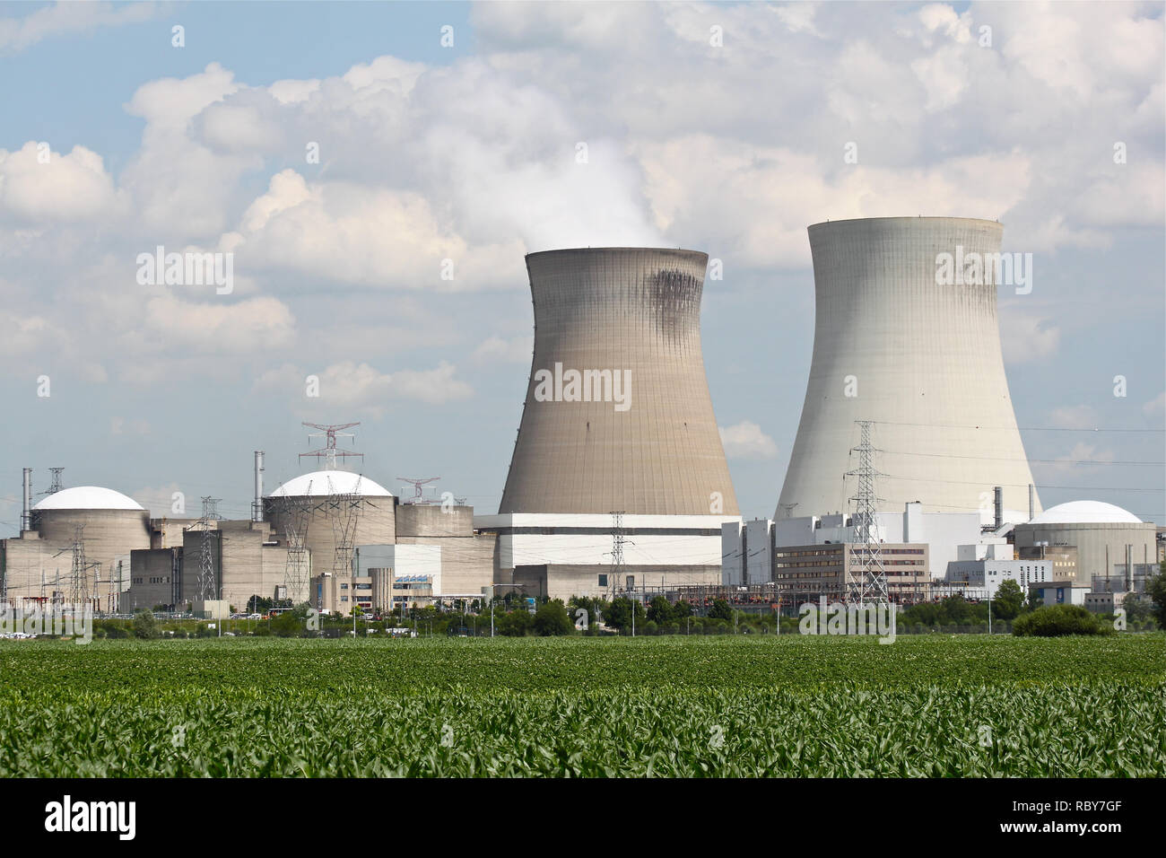 Un grande impianto di energia nucleare nei pressi di un fiume in Belgio. Foto Stock