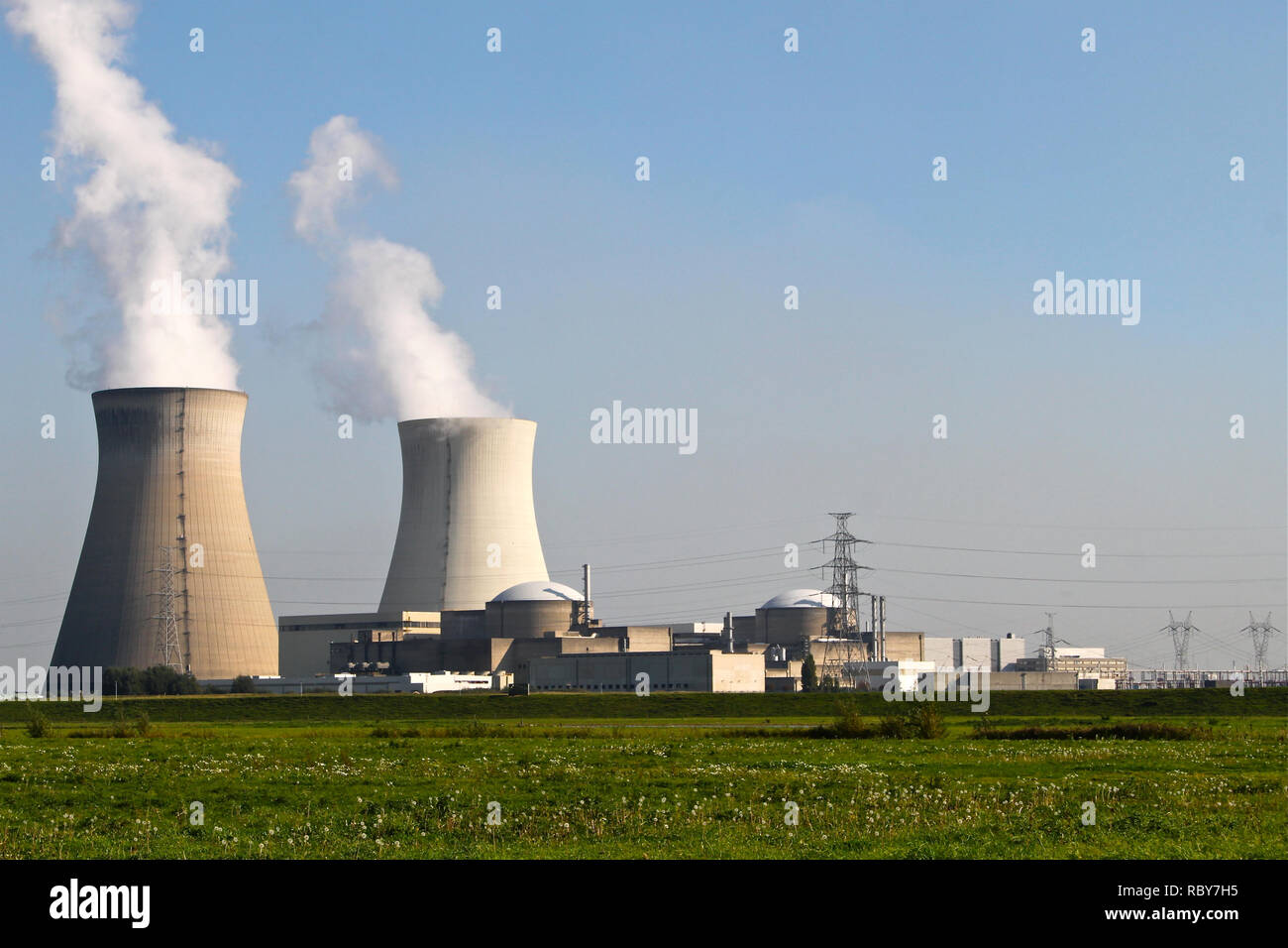 Un grande impianto di energia nucleare nei pressi di un fiume in Belgio. Foto Stock