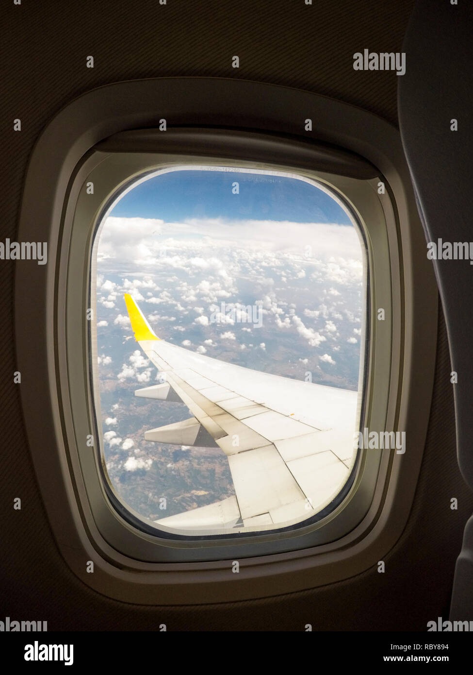 Nuvole vista da un aereo commerciale e un'ala di un velivolo finestra. Foto Stock