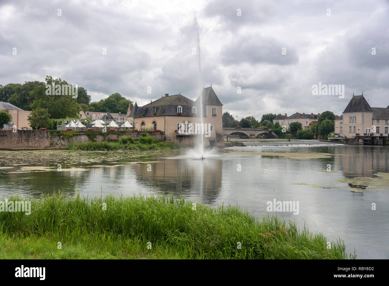 La grande fontana di acqua nel fiume Loira a La Flèche nella regione della Loira di Francia Foto Stock