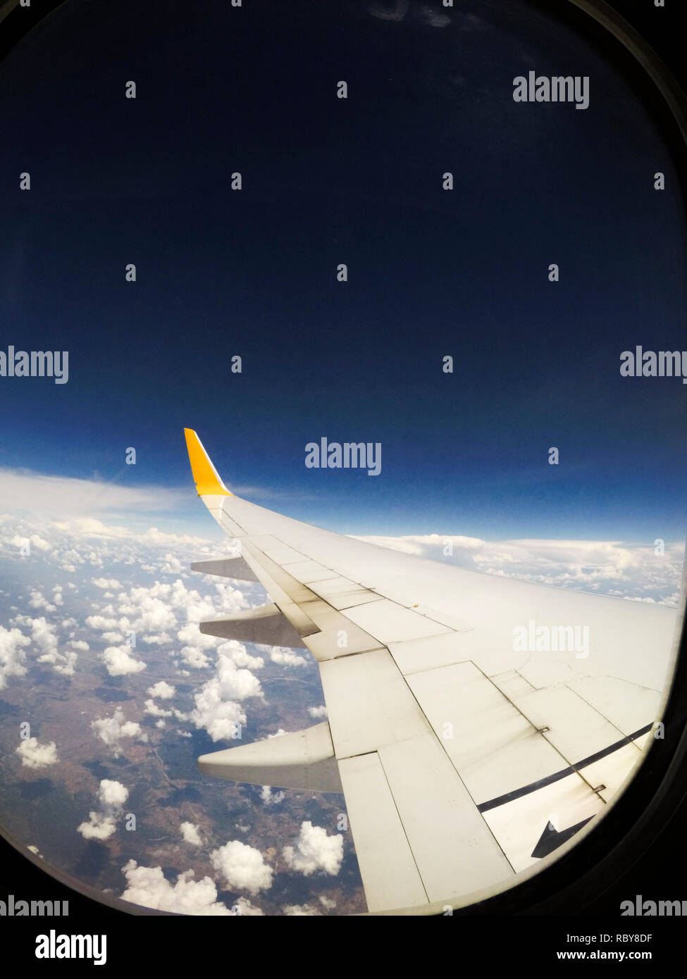 Nuvole vista da un aereo commerciale e un'ala di un velivolo finestra. Foto Stock