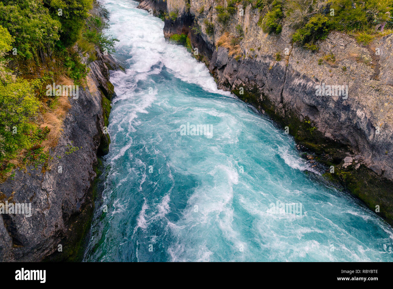 Potente flusso di fiume a Cascate Huka a Taupo, Nuova Zelanda Foto Stock