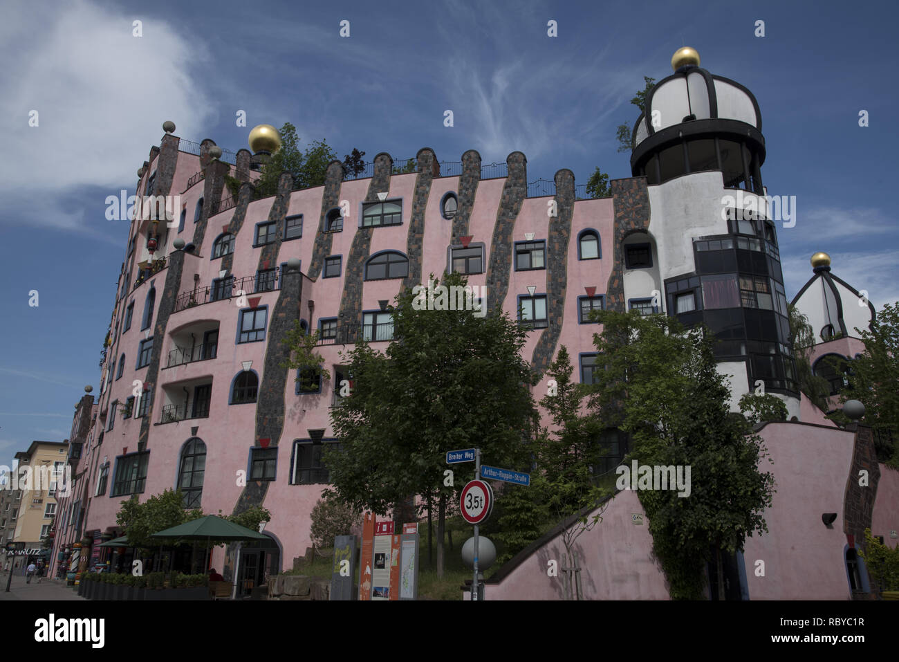 Die Grüne Zitadelle von Magdeburg è stato l'ultimo edificio progettati da Friedensreich Hundertwasser e fu terminato solo cinque anni dopo la sua morte nel 200 Foto Stock