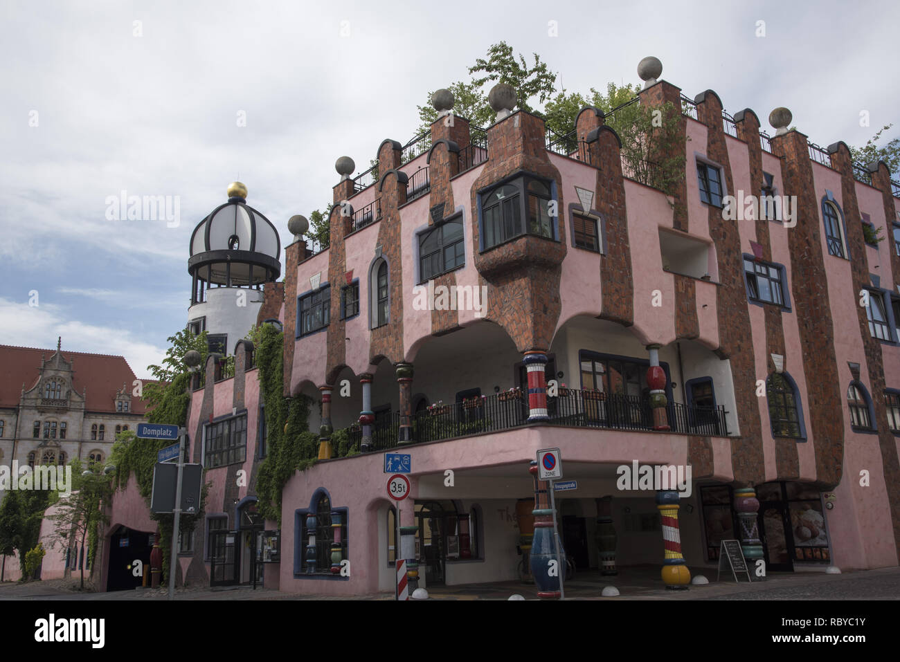 Die Grüne Zitadelle von Magdeburg è stato l'ultimo edificio progettati da Friedensreich Hundertwasser e fu terminato solo cinque anni dopo la sua morte nel 200 Foto Stock