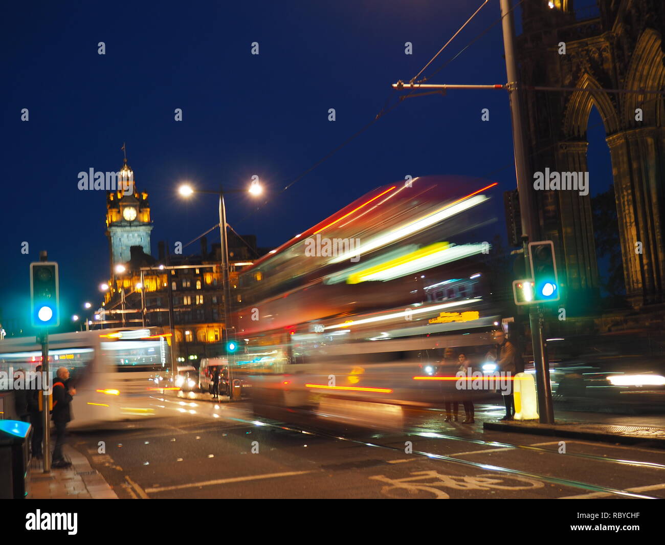 L'autobus che passa davanti al Monumento di Scott di Edimburgo - Scozia Foto Stock