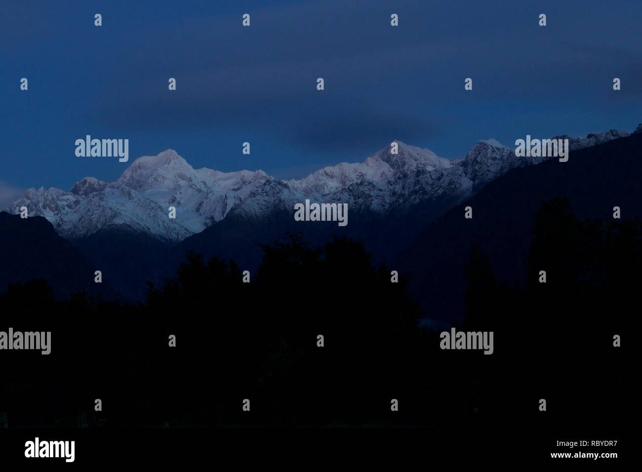 La fotografia notturna del Monte Cook ed il Monte Tasman in Nuova Zelanda. con sagome e ha raggiunto un picco del bianco cime Foto Stock