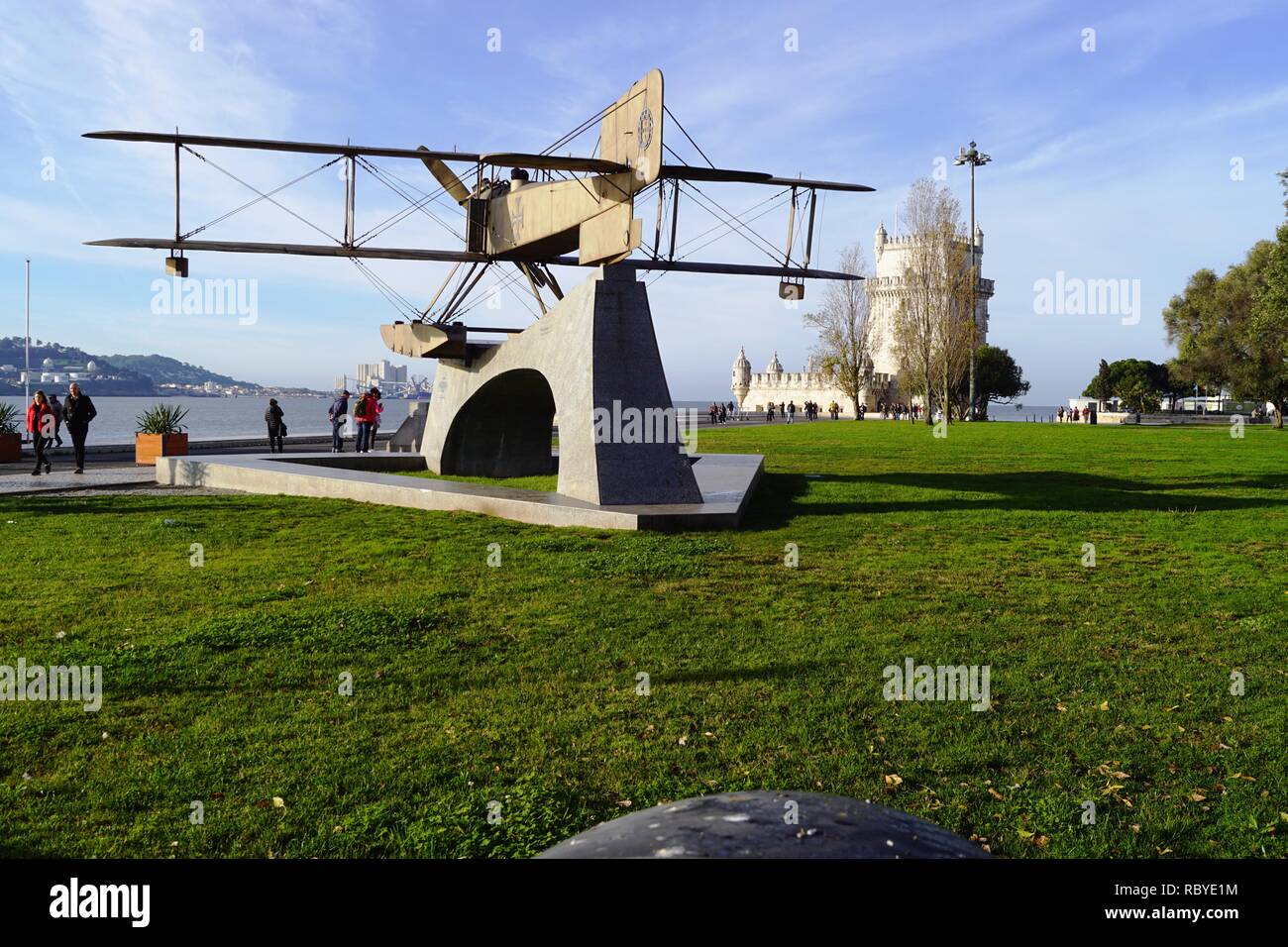 Statua commemora il pugno traversata aerea del Sud Atlantico, Belem, Lisbona Portogallo Foto Stock