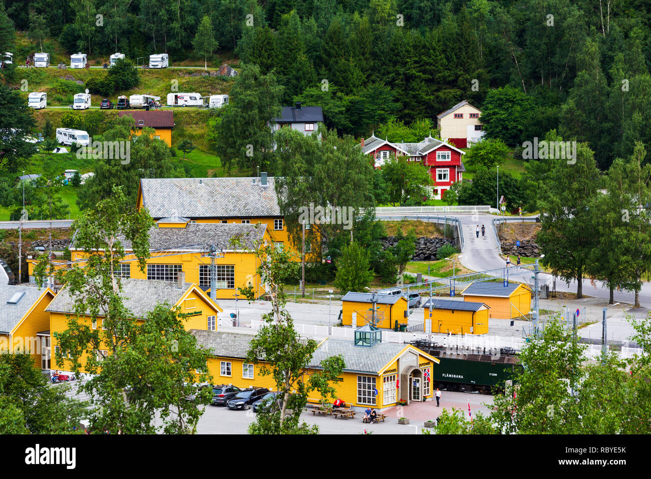 Flam, Norvegia - 31 Luglio 2018: villaggio norvegese vista aerea con museo e Flamsbana treno stazione ferroviaria Foto Stock