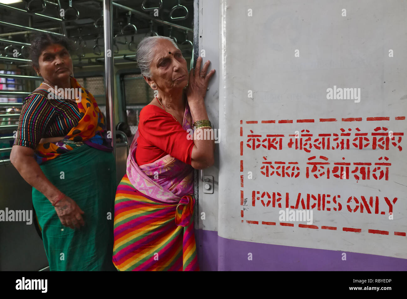 Due donne al Signore solo vano di un treno locale in Mumbai, India Foto Stock