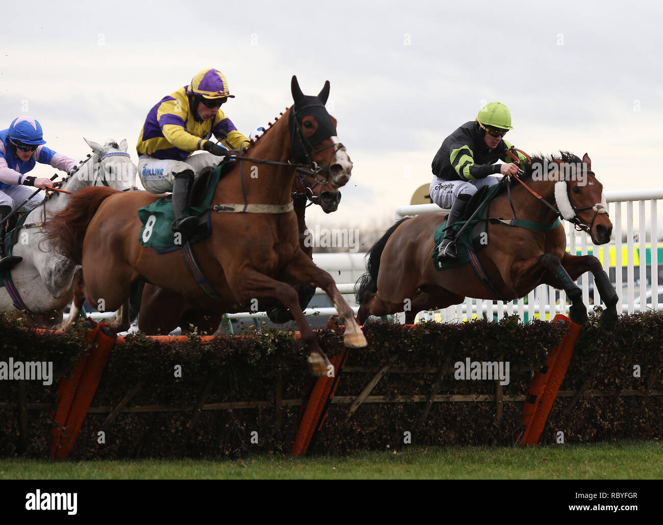 Dyliev guidato da James Bowen (a sinistra) libera l'ultimo volo prima di andare avanti per vincere la prova Racing TV Free Now Novices 'handicap corsa di ostacoli all'ippodromo di Warwick. Foto Stock