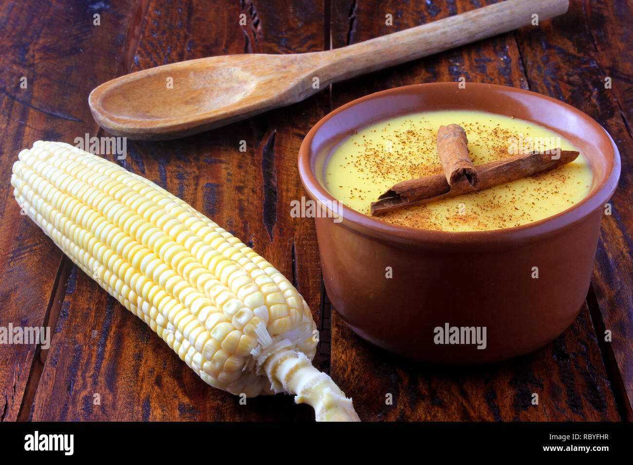 Curau, crema di mais dolce e dessert tipici della cucina Brasiliana, con  cannella collocato nel recipiente di ceramica su un tavolo di legno. Copia  dello spazio. Close-up Foto stock - Alamy