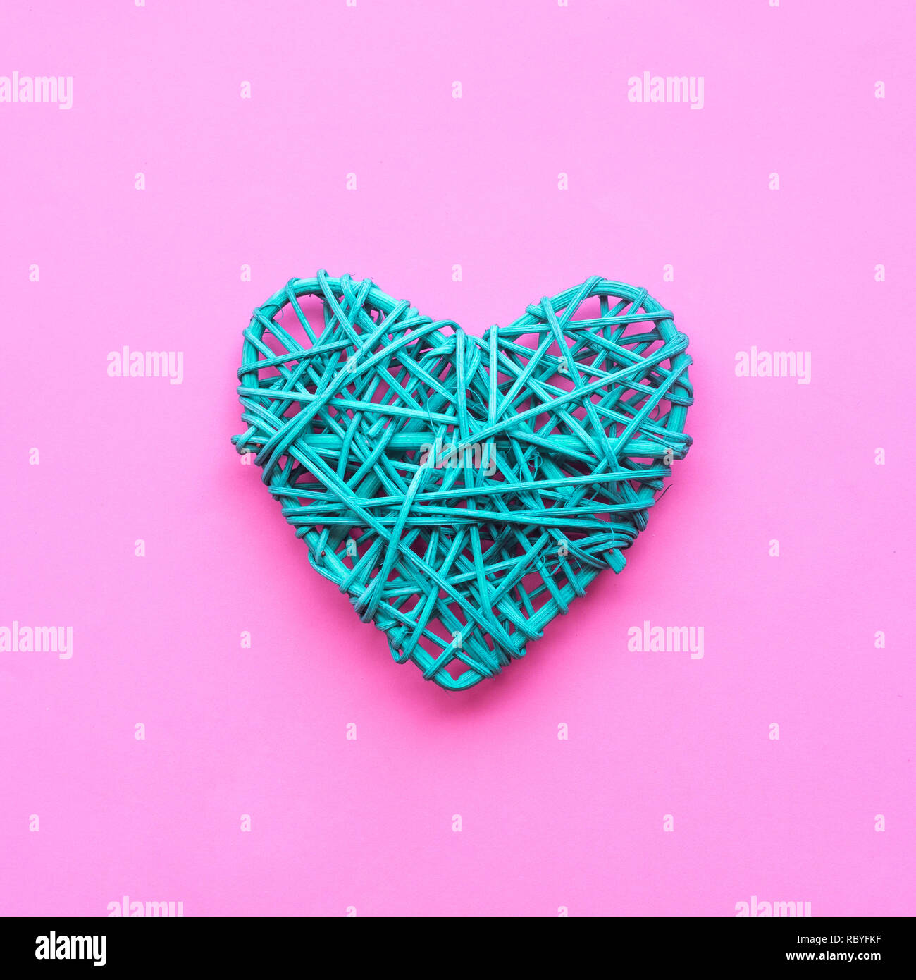 Colorato forma di cuore diy su sfondo rosa.L'amore,valentine,i concetti di nozze idea Foto Stock