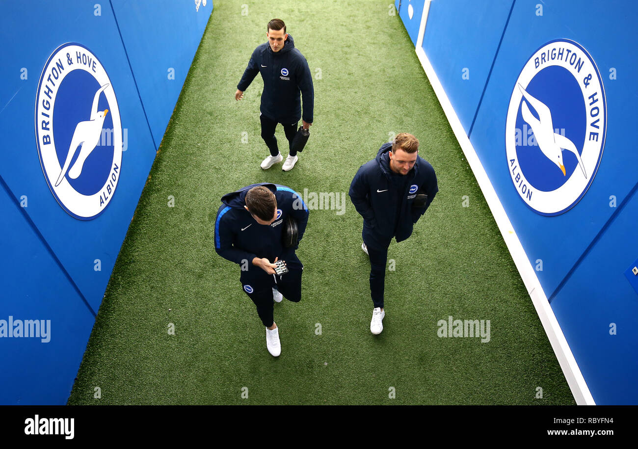 Brighton & Hove Albion's Dale Stephens (destra) e Lewis Dunk arrivare allo stadio prima della Premier League al AMEX Stadium, Brighton. Foto Stock