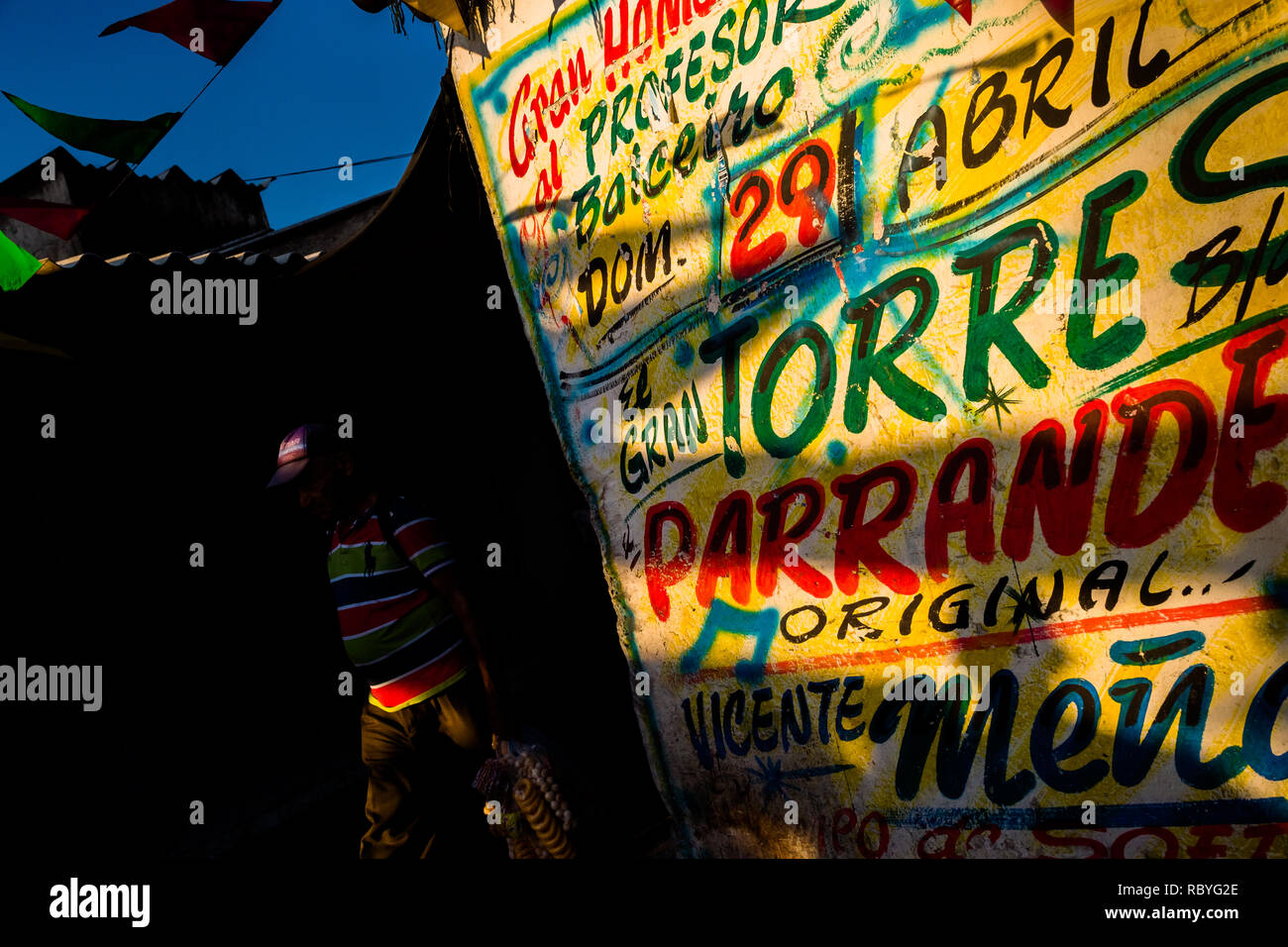 Una festa di musica di propaganda, creato da Runner's collettivo, è visto dipinto sul muro nel mercato Bazurto a Cartagena, Colombia. Foto Stock