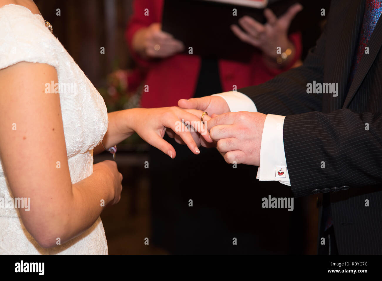 Gli anelli di nozze. Giorno di nozze. Le mani della sposa e lo sposo in solenne processo di scambio di anelli, che simboleggiano la creazione della nuova famiglia felice. Foto Stock