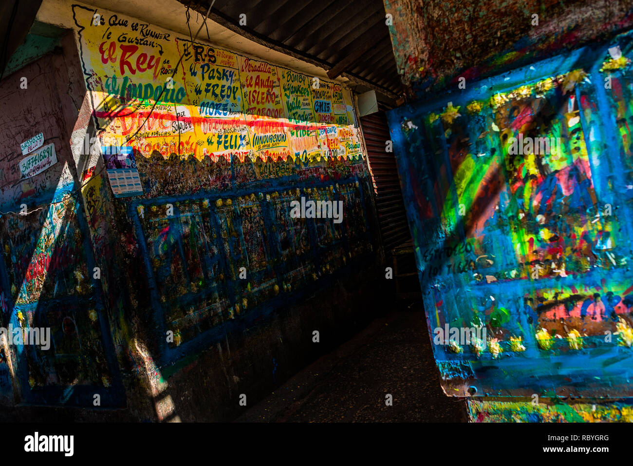 Scarabocchiati pareti sono visibili nel segno atelier di pittura a Cartagena, Colombia. Foto Stock