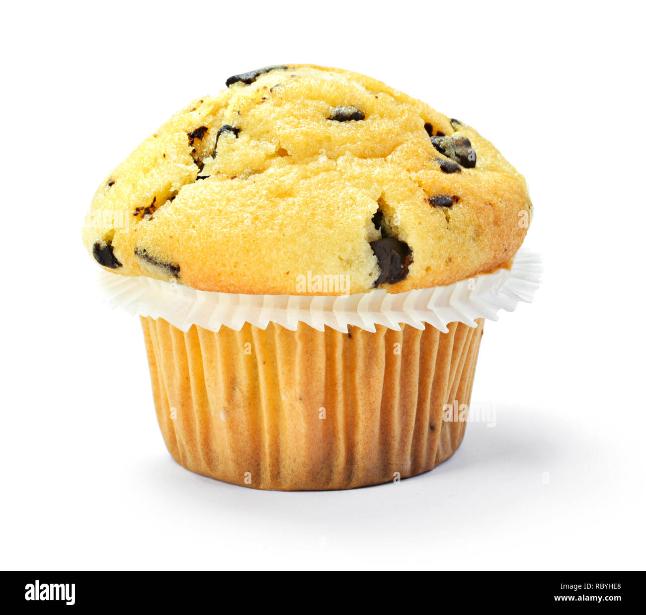 Deliziosi muffin alla vaniglia o al cioccolato tortina, isolato su sfondo bianco. Pirottini di carta e cibi dolci o non integri in tema di mangiare. Foto Stock