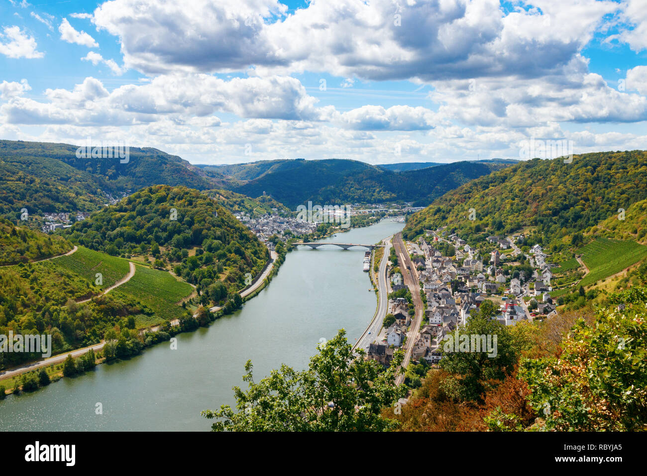 Vista aerea del Treis-Karden comune, il fiume Moselle e le colline circostanti in una giornata di sole. Cochem-Zell, Renania-Palatinato, Germania. Foto Stock